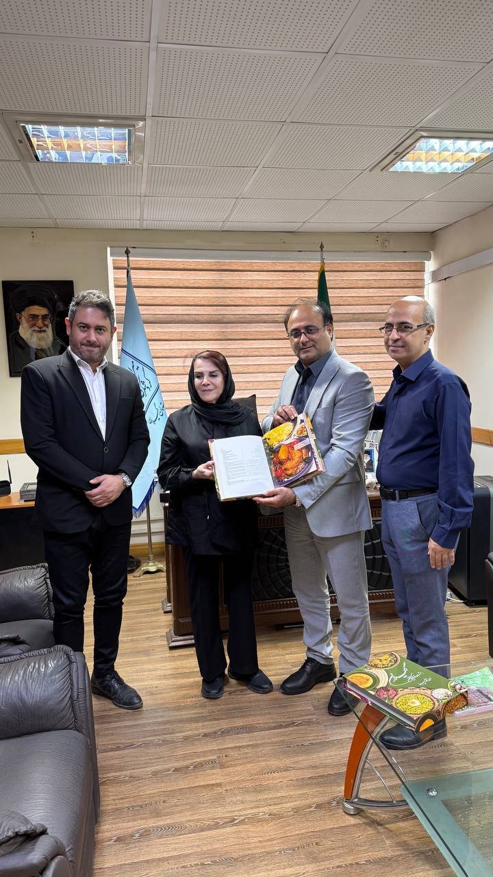 اهدای کتاب «گیلان، بهشت خوراک ایران» به سرپرست ادارهکل میراث فرهنگی گیلان/ گامی دیگر برای ثبت جهانی طعمهای گیلانی اهدای کتاب «گیلان، بهشت خوراک ایران» به سرپرست ادارهکل میراث فرهنگی گیلان/ گامی دیگر برای ثبت جهانی طعمهای گیلانی