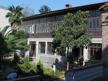 ساختوساز در محدوده خانه تاریخی قدیری رشت باید متوقف شود ساختوساز در محدوده خانه تاریخی قدیری رشت باید متوقف شود