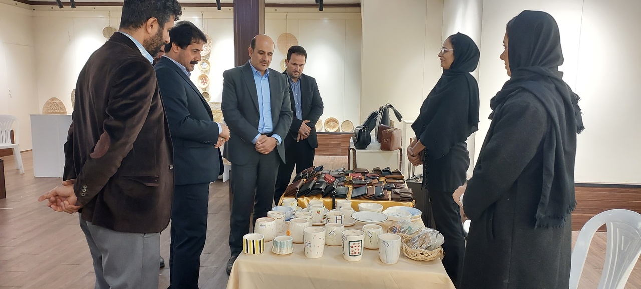 بازدید فرماندار لاهیجان از نمایشگاه صنایعدستی به مناسبت هفته بسیج بازدید فرماندار لاهیجان از نمایشگاه صنایعدستی به مناسبت هفته بسیج