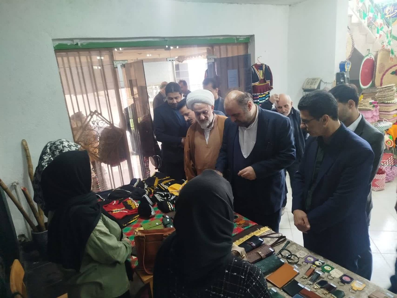 نمایشگاه صنایعدستی همزمان با آغاز دهه فجر در شهرستان املش افتتاح شد نمایشگاه صنایعدستی همزمان با آغاز دهه فجر در شهرستان املش افتتاح شد