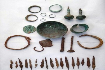 کشف ۱۷ شیء تاریخی متعلق به عصر آهن در شهرستان بدره ایلام