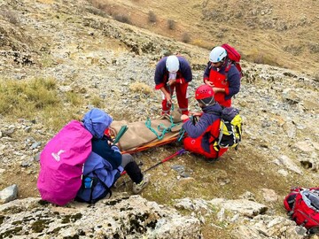 نجات 5 نفر طبیعت گرد در ارتفاعات البرز/ از طبیعت‌گردی در زمان هشدار هواشناسی خودداری شود