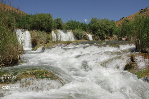 آبشار هفت قلو واقع در شهرستان ایوان ، استان ایلام