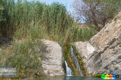 آبشار هفت قلو واقع در شهرستان ایوان ، استان ایلام