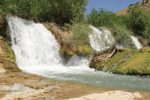 آبشار هفت قلو واقع در شهرستان ایوان ، استان ایلام