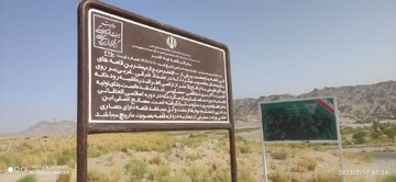 نصب تابلوی راهنما در محوطه‌ تاریخی قلعه تپه لادیز سیستان و بلوچستان