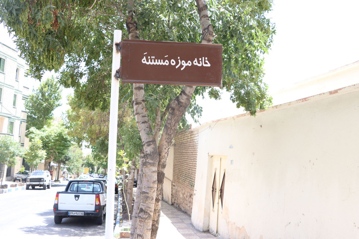 نصب تابلوهای معرفی اماکن تاریخی و تأسیسات گردشگری در شهرستان مهدی‌شهر