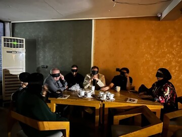 پذیرایی نابینایان از شهروندان اهوازی در رستوران تاریک
