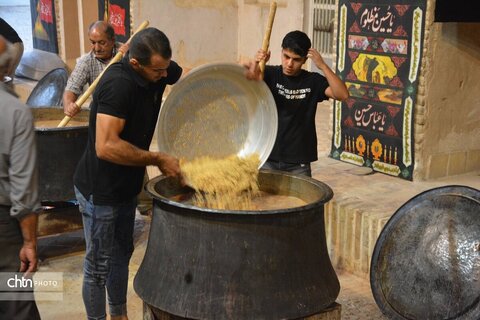 مراسم کمچه زنی و نذری آش امام حسین (ع) در کاروانسرای گودال مصلی یزد