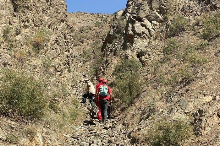 نجات یک طبیعت‌گرد در ارتفاعات جاده چالوس  توسط امدادگران/ طبیعت‌گردان در صورت بروز حادثه با شماره ۱۱۲ تماس بگیرند