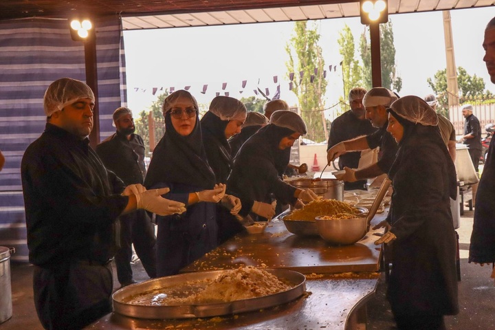 طبخ و توزیع غذای نذری روز هفتم در شرکت توسعه گردشگری ایران