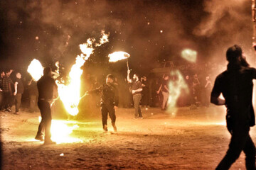 مراسم زنجیر آتشی 200 ساله در خوروبیابانک اصفهان در روز عاشورا برگزار شد