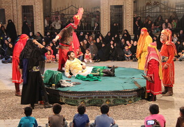 اجرای مراسم آیینی تعزیه‌خوانی در مجموعه تاریخی دولتخانه صفوی قزوین