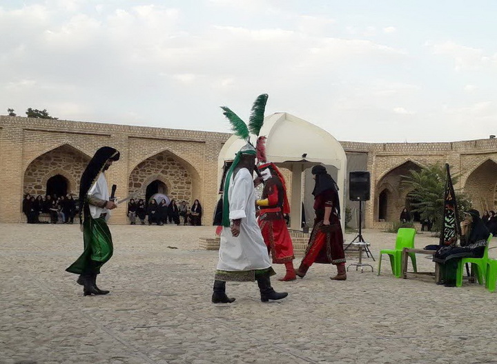 اجرای مراسم آیینی تعزیه در کاروانسرای تاریخی شهر آوج