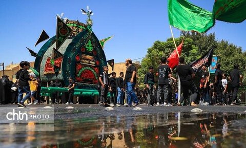 آیین نخل برداری دهه دوم محرم در حسینیه بزرگ فهادان یزد