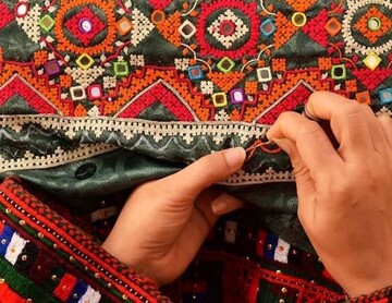 هنری شگفت‌انگیز در دستان خلاق زنان سیستان و بلوچستان/ اشتغال‌زایی بیش از ۵۰۰ بانوی «فنوجی» با سوزن‌دوزی