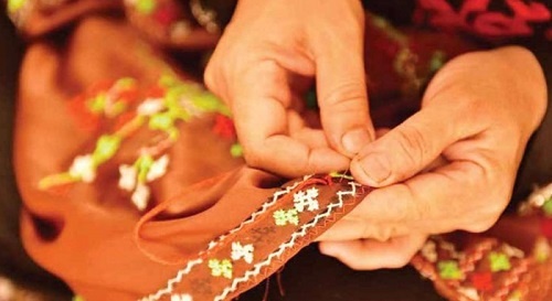 هنری شگفتانگیز در دستان خلاق زنان سیستان و بلوچستان/ اشتغالزایی بیش از ۵۰۰ بانوی «فنوجی» با سوزندوزی