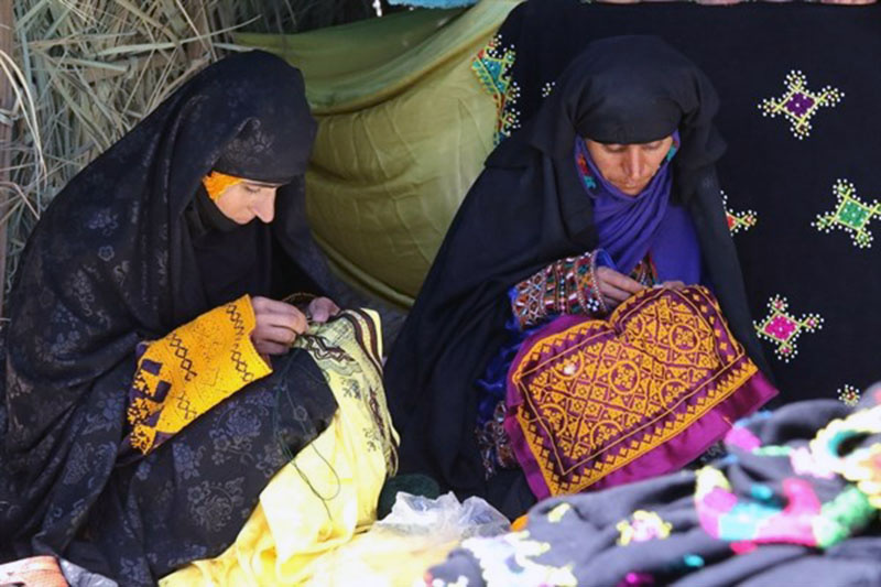 هنری شگفت‌انگیز در دستان خلاق زنان سیستان و بلوچستان/ اشتغال‌زایی بیش از ۵۰۰ بانوی «فنوجی» با سوزن‌دوزی