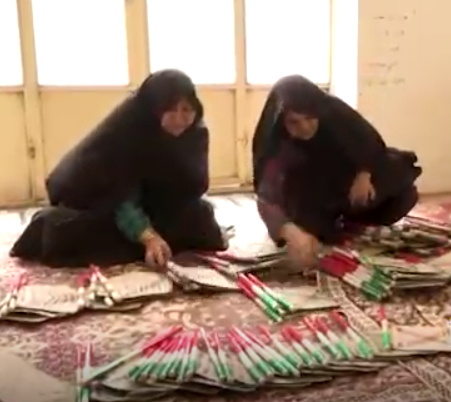 گره گشایی بانوان هنرمند بافقی با عشق و هنر