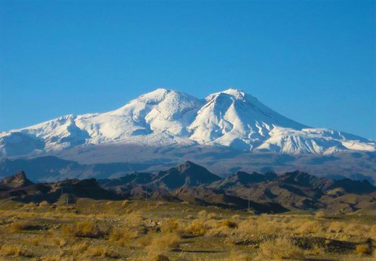 جاذبه های شاخص گردشگری میرجاوه/ از آتشفشان نیمه فعال تفتان تا چشمه حضرت موسی