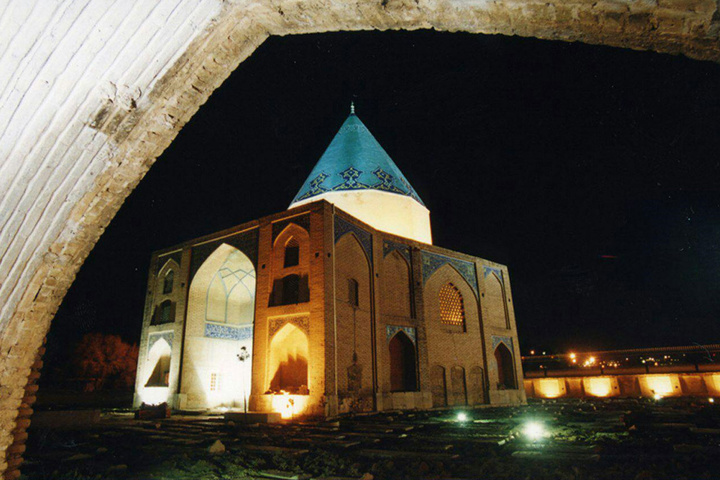 برگزاری تورهای گردشگری شبانه در تخت فولاد اصفهان
