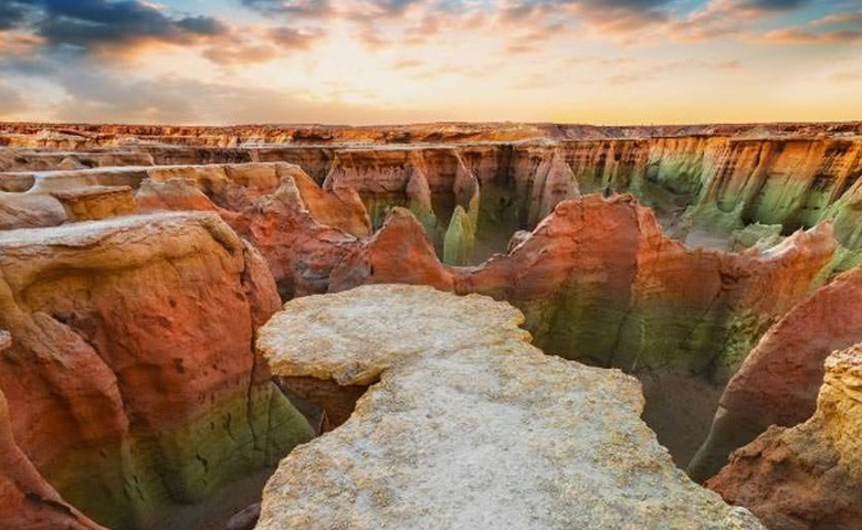 دره ستارگان قشم؛ پدیده کمنظیر زمینشناسی/ از افسانههای جن و پری تا تمیزترین روستای ایران