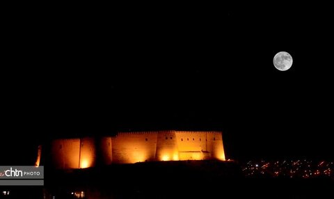 نمایی زیبا از شب‌های قلعه فلک‌الافلاک خرم‌آباد