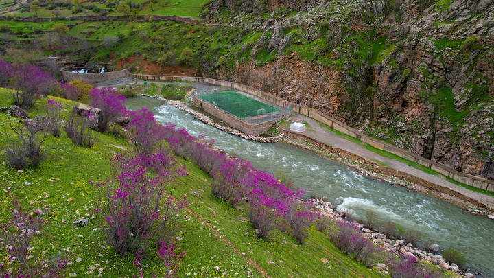 زمین فوتبال رویایی در دل کوه‌های کردستان