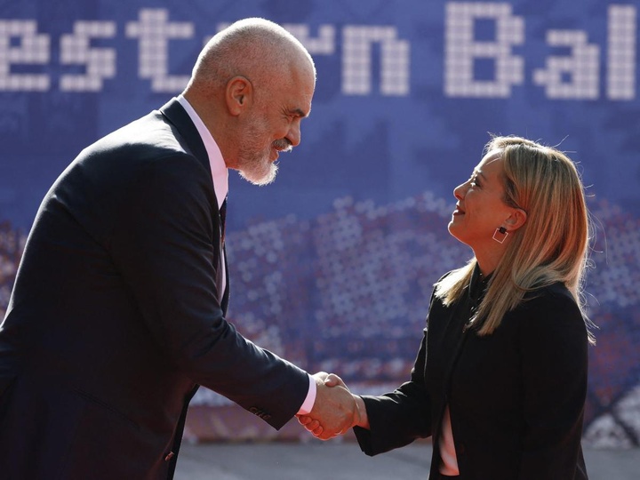 شام گردشگران ایتالیایی به حساب خانم نخستوزیر شام گردشگران ایتالیایی به حساب خانم نخستوزیر