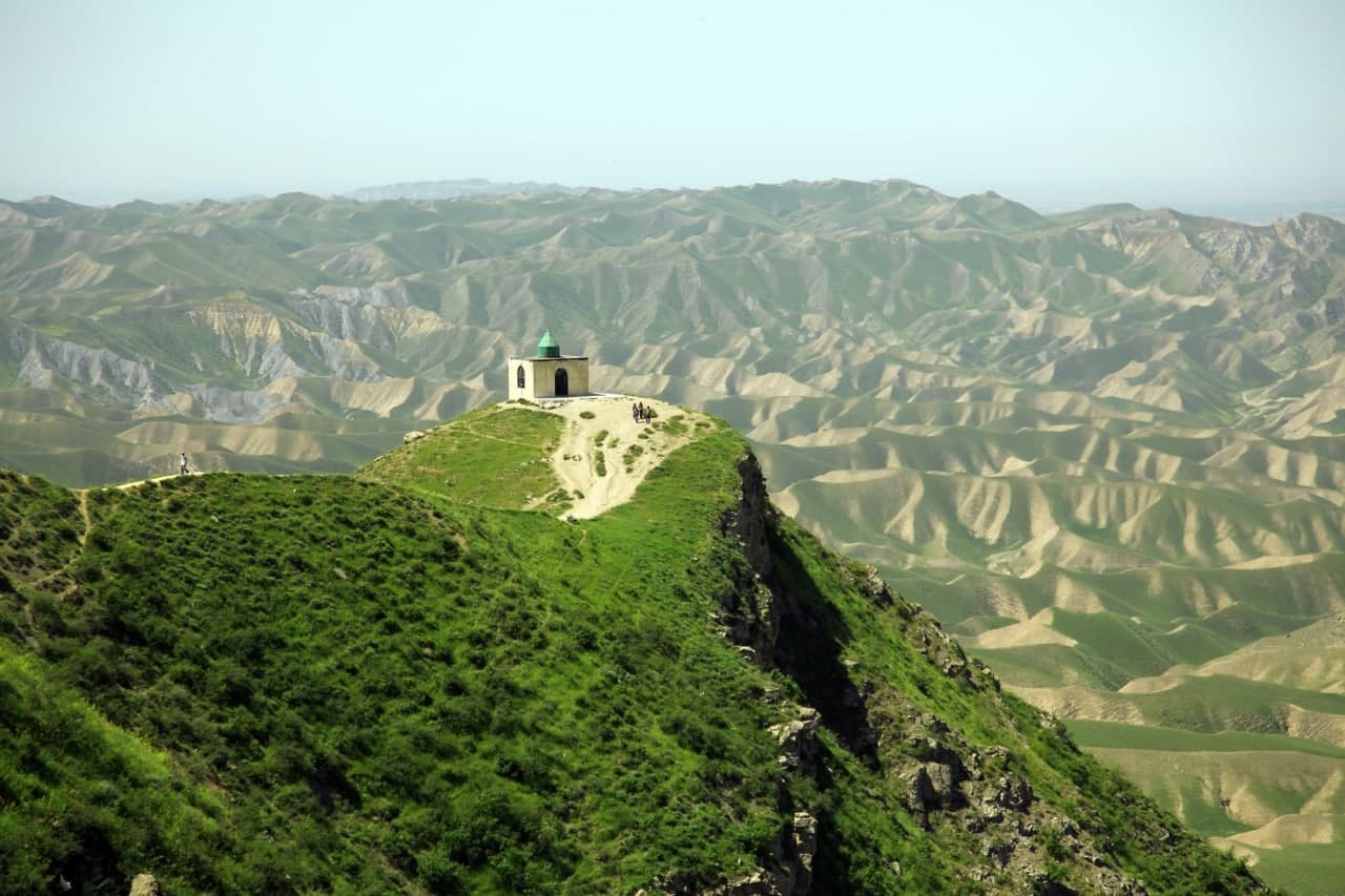گورستانی تاریخی و مرموز بر فراز تپه ماهورهای شرق استان گلستان