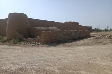 تخریب و جمع‌آوری سازه ناهمگون متصل به قلعه تاریخی احمدآباد ابرکوه
