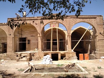 عمارت اربابی نیزار قم در حال مرمت است
