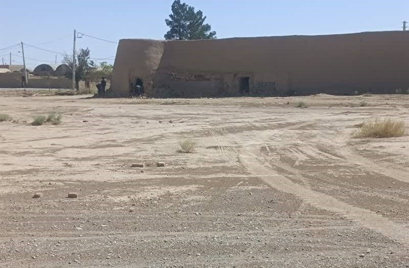 تخریب و جمعآوری سازه ناهمگون متصل به قلعه تاریخی احمدآباد ابرکوه