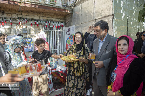 بازدید وزیر میراث‌فرهنگی از روستای زنان گیوه باف میوان در استان کرمانشاه