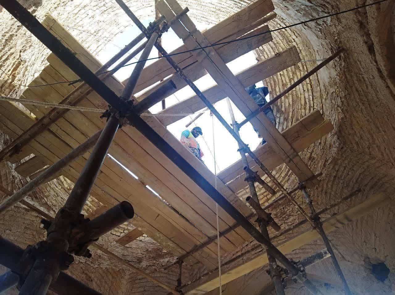 سقف دروازه نصرت‌آباد ابرکوه در حال تکمیل است