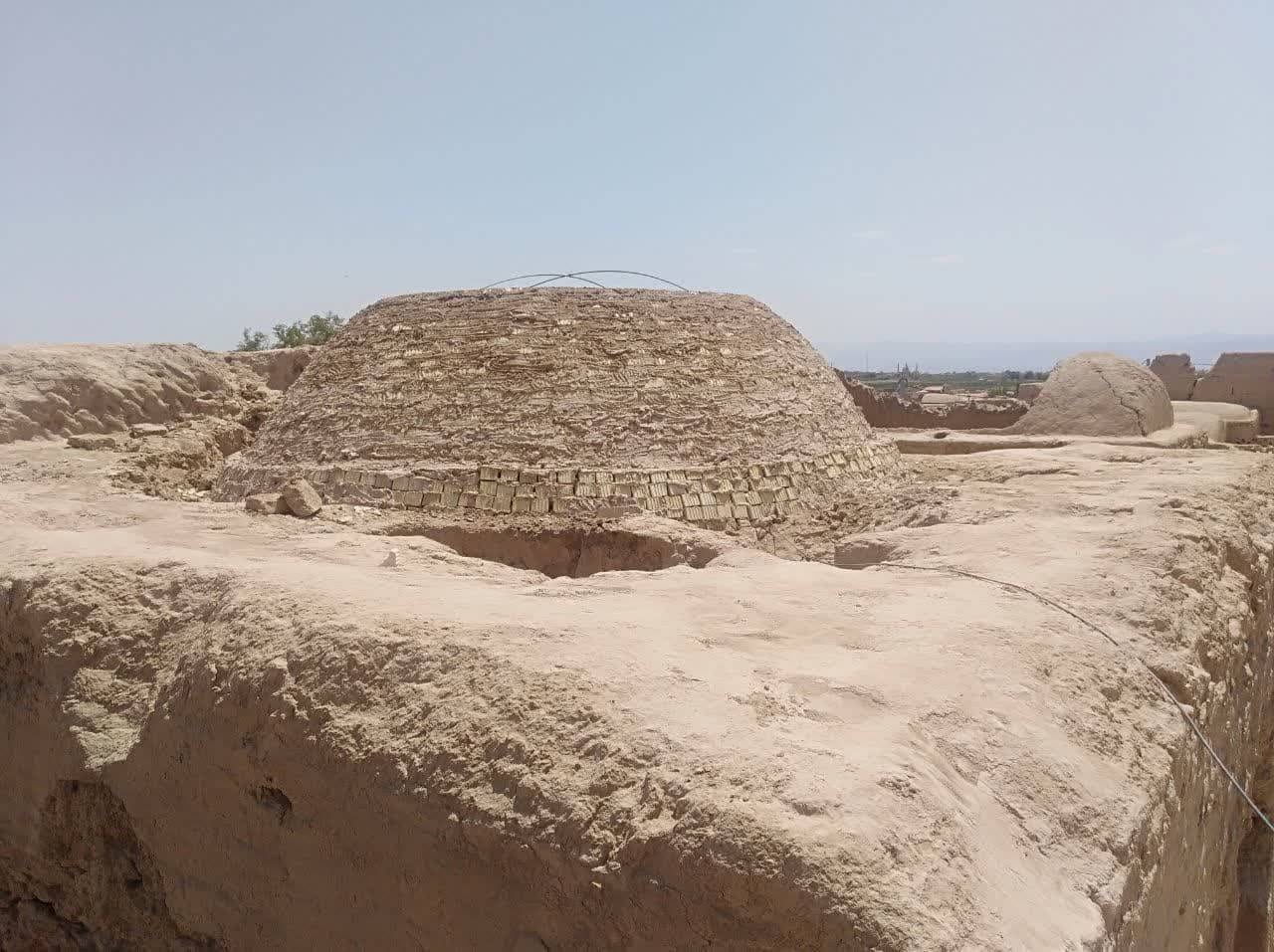 سقف دروازه نصرتآباد ابرکوه در حال تکمیل است