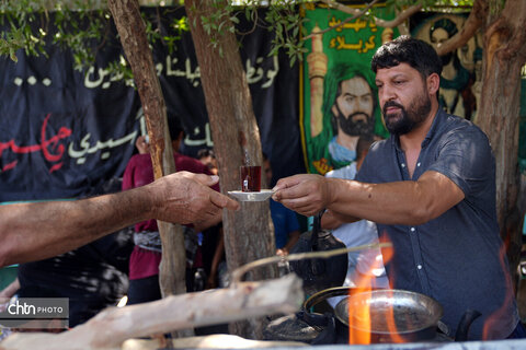 پیاده‌روی زائران اربعین از نجف به سمت کربلا