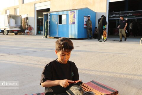حضور کودکان خادم در نمایشگاه صنایع دستی در مسیر  اربعین حسینی