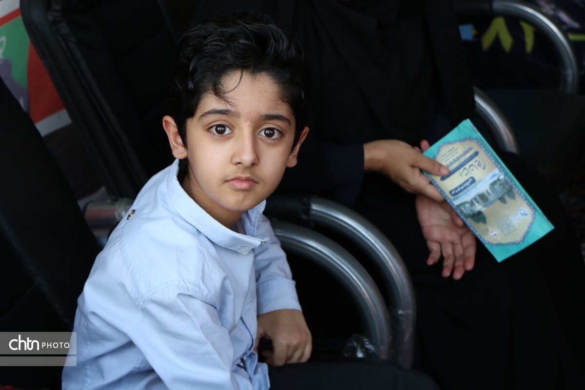 حضور کودکان خادم در نمایشگاه صنایع دستی در مسیر اربعین حسینی