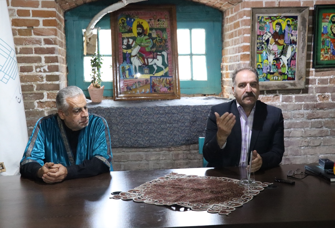 نمایشگاه نقاشی پشت‌شیشه استاد بهزاد نقاش در البرز افتتاح شد