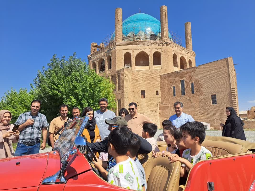 جهانگردان هندی لال پری از گنبد سلطانیه بازدید کردند