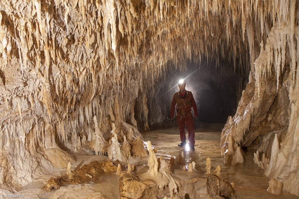 تلفیق سنگ و قندیل در کَتَله خور زنجان، زیباترین غار جهان