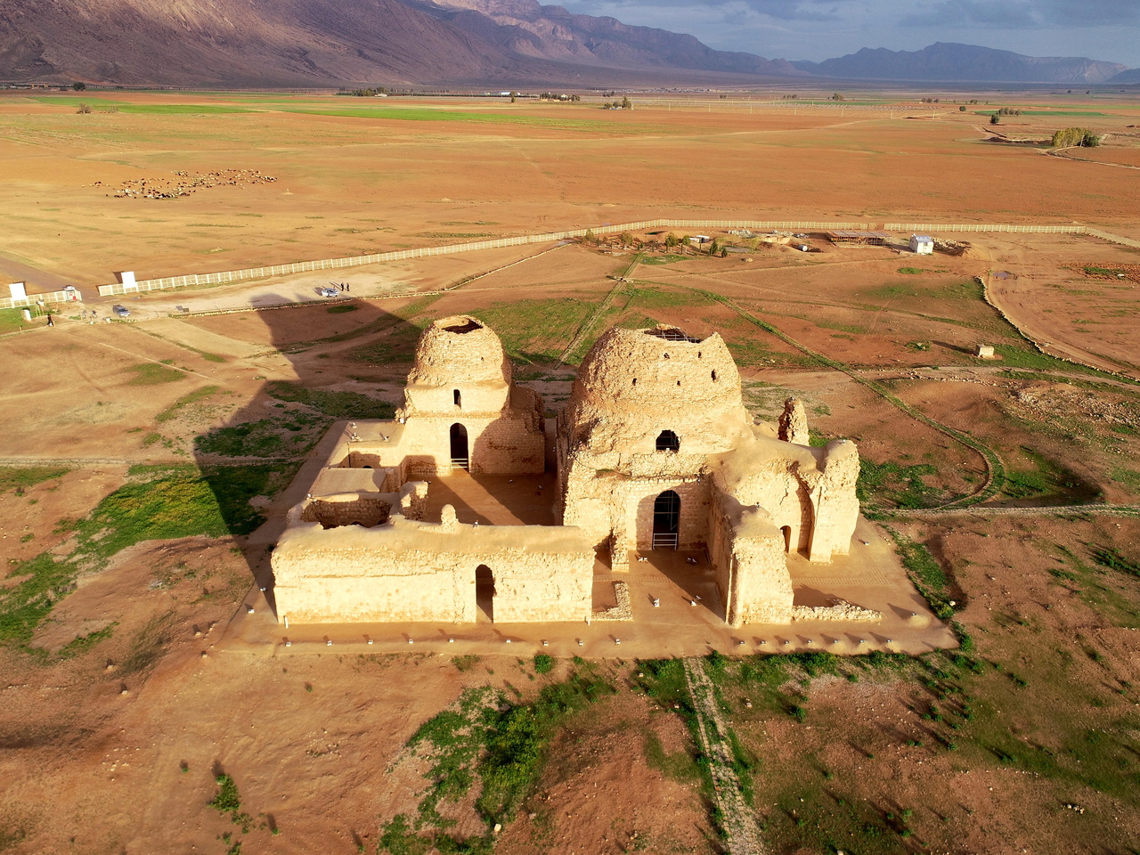 اجرای پروژه سامان‌دهی تأسیسات برقی و نورپردازی میراث جهانی کاخ ساسانی سروستان فارس
