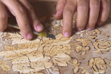 کارگاه آموزش معرق چوب در فیروزکوه برگزار می‌شود