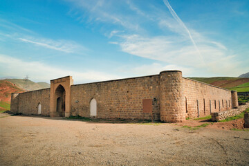 ابلاغ ضوابط حفاظتی ۲ اثر جهانی و ملی در اهر/ «کاروانسرای جهانی گویجه‌بل» و «پل گویجه‌بل» تحت حفاظت وزارت میراث‌فرهنگی