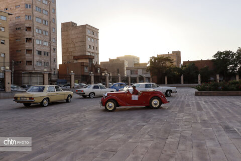 استقبال از تور خودرویی جهانگردان هندی لال پری در تبریز در میان خودروهای کلاسیک در محوطه موزه قاجار