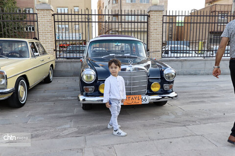 استقبال از تور خودرویی جهانگردان هندی لال پری در تبریز در میان خودروهای کلاسیک در محوطه موزه قاجار