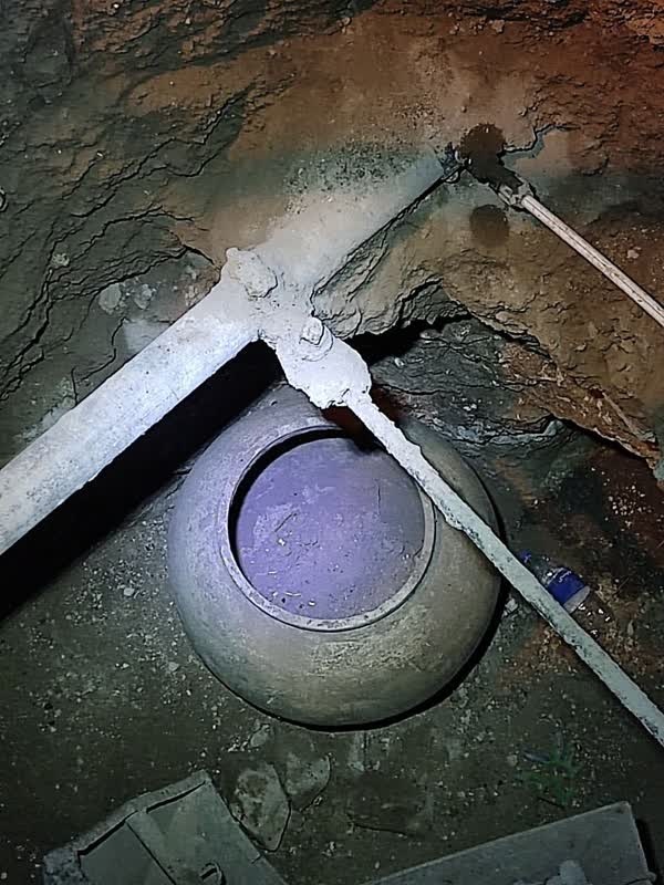 کشف یک خمره تاریخی در زنجان طی حفاری اداره آب