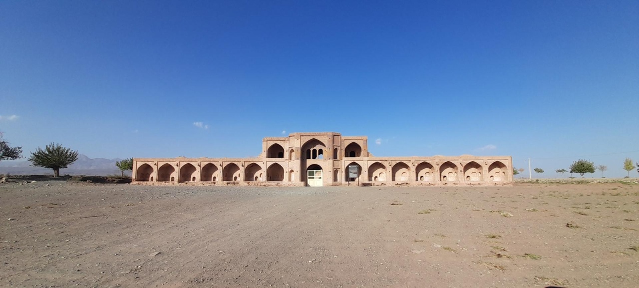 مهر در همجوار شاهراه قدیم خراسان جزو وسیع‌ترین کاروانسراهای منطقه است