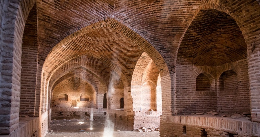 مهر در همجوار شاهراه قدیم خراسان جزو وسیعترین کاروانسراهای منطقه است